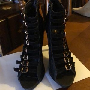 Black and gold  heels sz8 nice